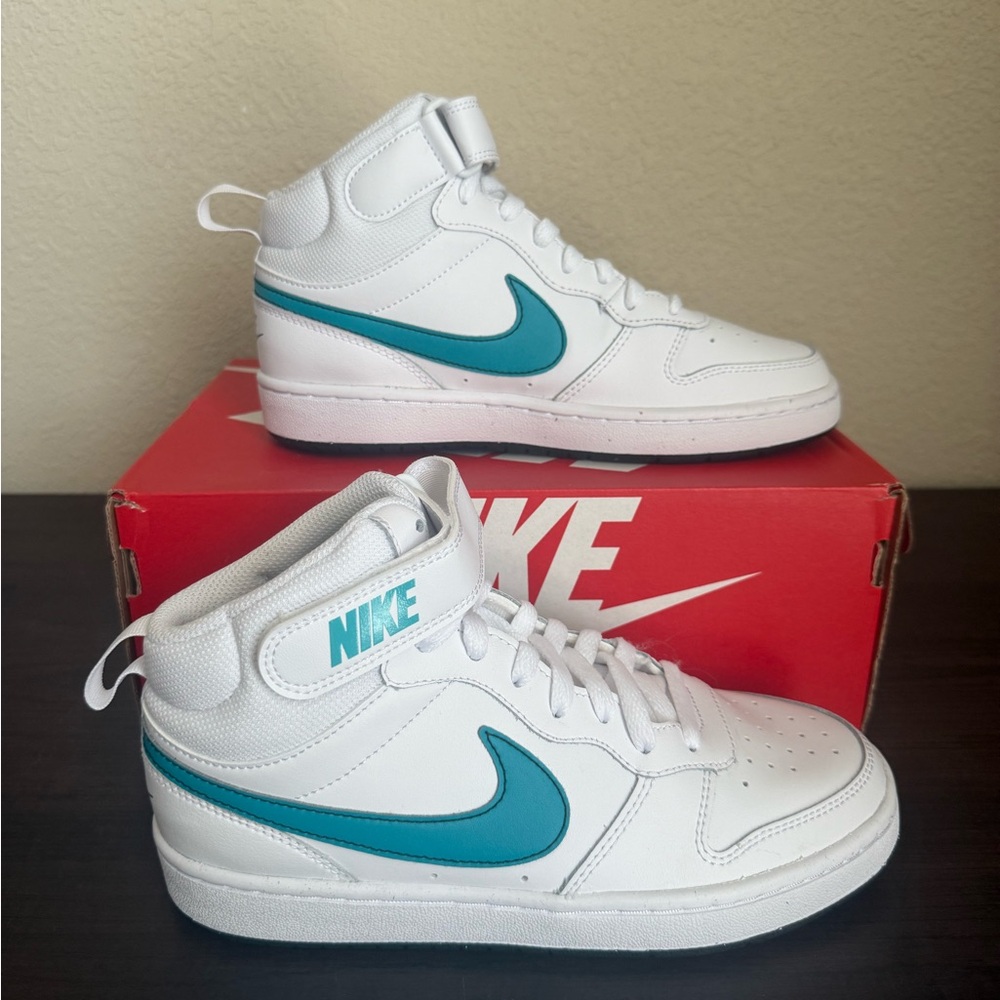 Nike White and Blue Sneakers Classic Style - Picture 5 of 9